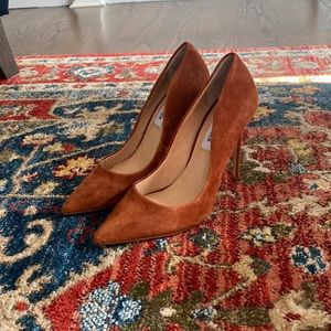 Steve Madden auburn color suede pumps. Size 6